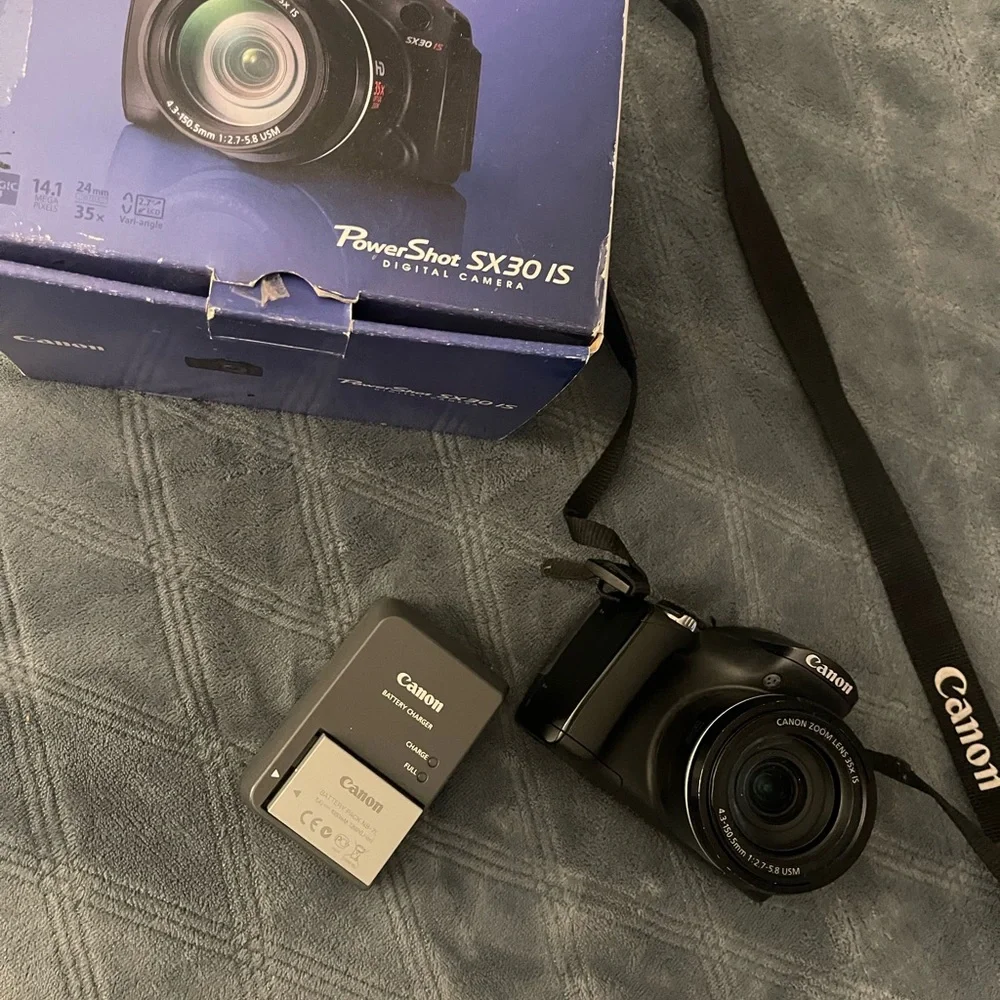 Canon PowerShot SX30 IS 35X Zoom 14.1MP Digital Camera Charger Battery & Box